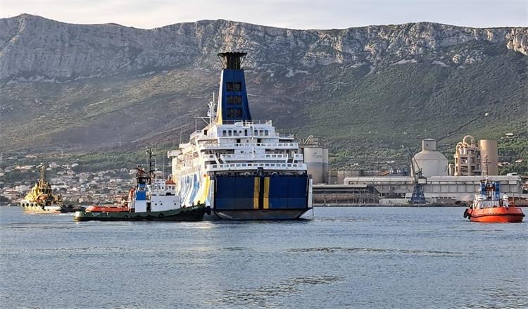 Slika /slike/foto 9_25/foto MobyDrea tegalj 2-9_25/nsl Moby Drea u odlasku 2-9_25.jpg